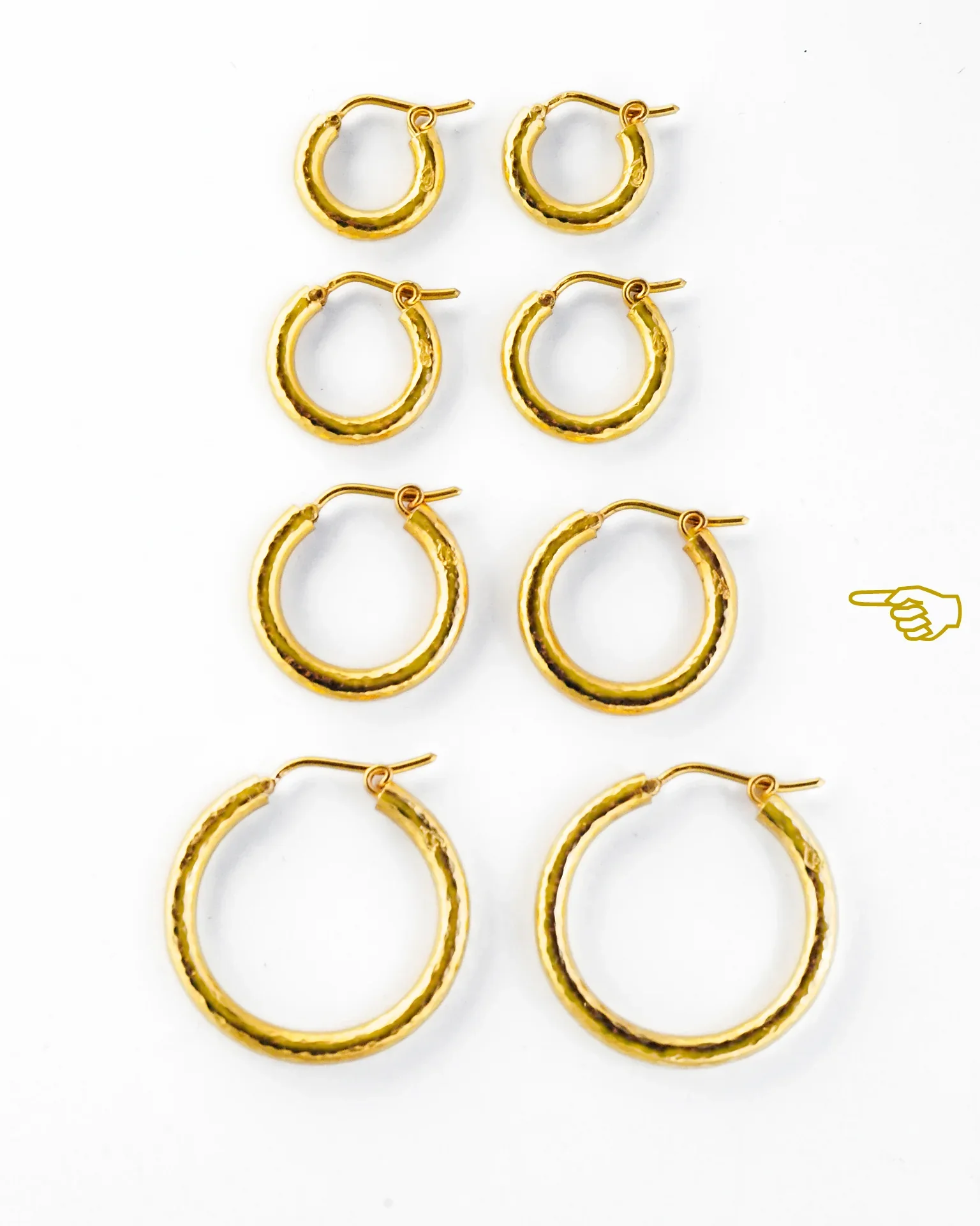 Elizabeth Locke Small Hammered Yellow Gold Hoop Earrings - Image 3