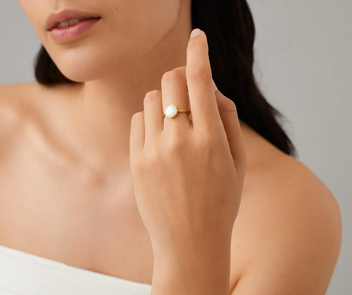 Marco Bicego Jaipur Color 18K Yellow Gold Mother of Pearl Ring - Image 2